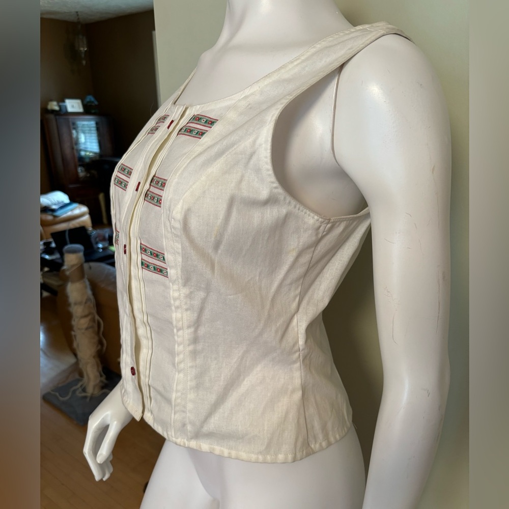 White Embroidered Button-Front Ribbon Deta Tank Top (Germany) - Picture 2 of 7